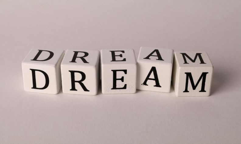 Giải mã giấc mơ thấy tiền: Điềm báo may mắn hay lời cảnh tỉnh?